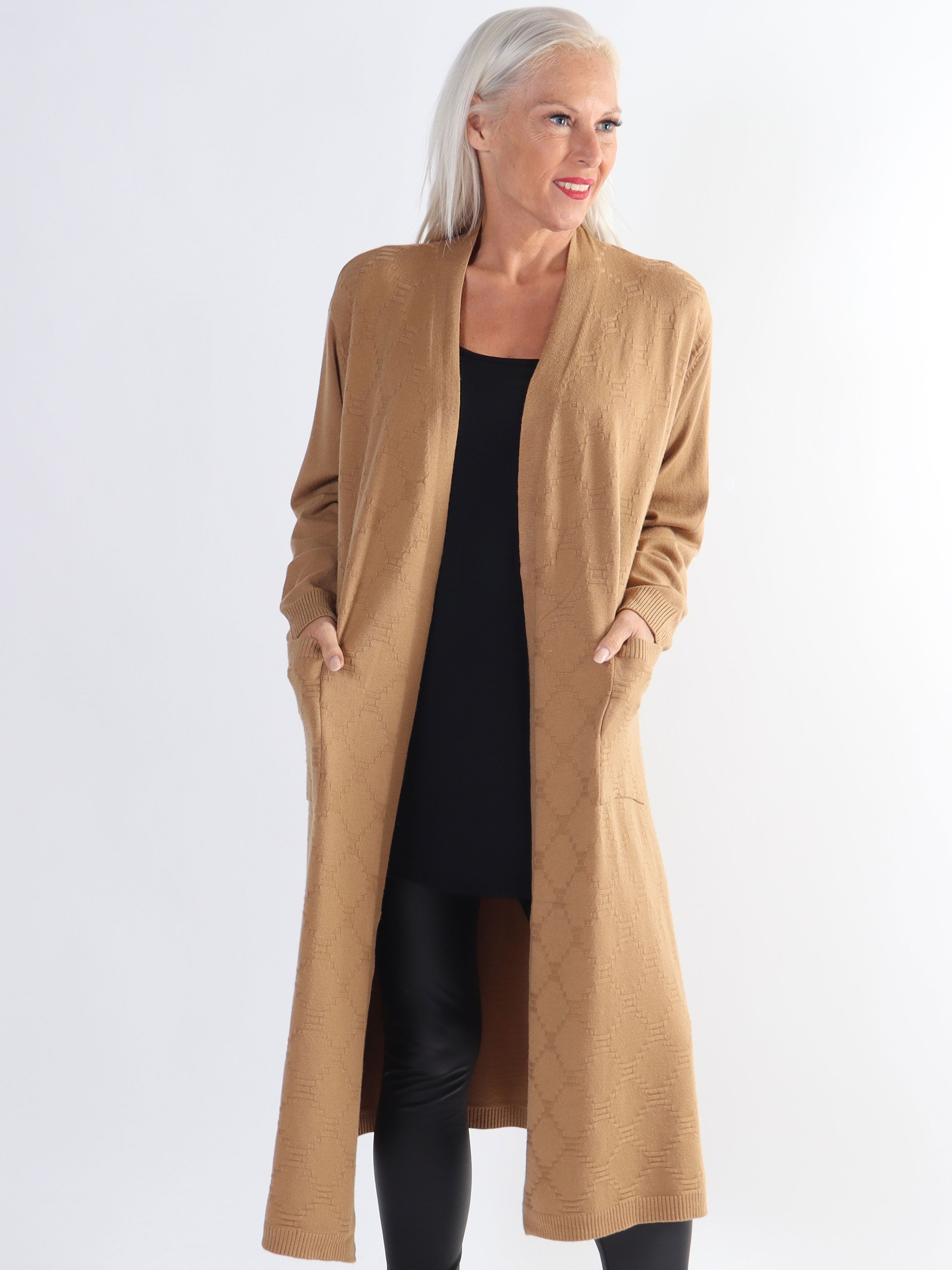 Agnesa - Lång stickad plus size kofta med fickor